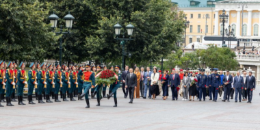 Михаил Ведерников возложил венок к Могиле Неизвестного Солдата в Москве - 2024-08-23 15:34:00 - 2