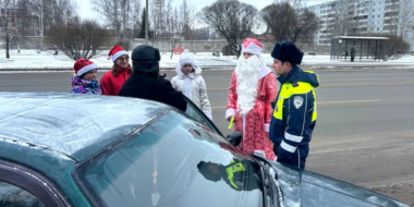 Дед Мороз и Снегурочка пожелали псковичам безопасных дорог - 2025-01-10 11:35:00 - 2