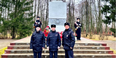 Память героев войны почтили великолукские стражи правопорядка - 2025-01-17 17:05:00 - 2