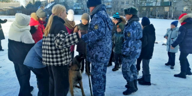 Служебные собаки продемонстрировали свои навыки великолукским школьникам - 2025-02-24 16:35:00 - 3