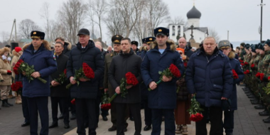 Цветы в память подвига 6-й роты возложены к мемориалу защитникам Отечества в Выбутах - 2025-02-28 14:35:00 - 2