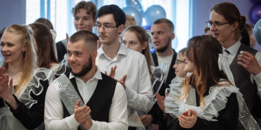 Последние звонки прозвучали в Великих Луках - 2025-05-24 12:19:00 - 2