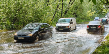 Вода в центре Великих Лук стоит вторые сутки - 2025-05-28 16:15:00 - 2