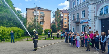 Великолукские пожарные рассказали школьникам о своей работе - 2025-06-05 11:35:00 - 2
