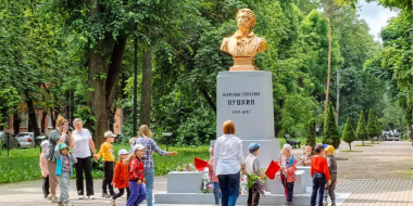 В Великих Луках школьники отмечают Пушкинский день России - 2025-06-06 18:05:00 - 2