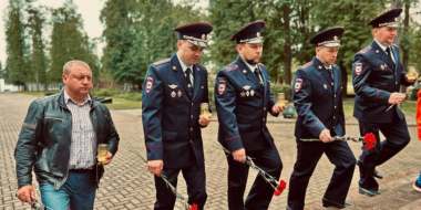 Великолукские полицейские присоединились к всероссийской акции «Свеча памяти» - 2025-06-23 09:35:00 - 2
