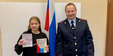 Юным великолучанам вручили паспорта в день российского флага - 2025-08-24 19:05:00 - 2