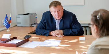 Дорожные проблемы обсудили жители региона с Александром Братчиковым - 2025-09-06 14:05:00 - 2