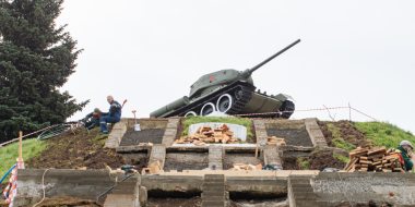 Лестницу к танку Т-34 ремонтируют в Великих Луках - 2025-10-09 11:42:00 - 2