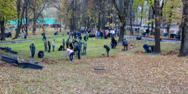 Сотни псковичей вышли на уборку парков и улиц города - 2025-10-31 11:05:00 - 2 Сотни псковичей вышли на уборку парков и улиц города - 2025-10-31 11:05:00 - 2