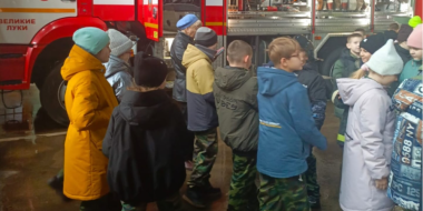 Великолукские пожарные позвали в гости юных кадетов - 2025-11-12 17:35:00 - 2