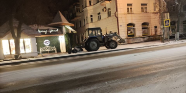 Великолукские улицы обрабатывают противогололёдными средствами - 2025-11-19 12:05:00 - 2