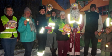 В Дно прошел родительский дорожный патруль с Дедом Морозом - 2025-11-23 14:05:00 - 2