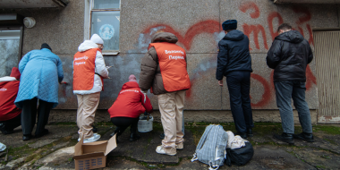 Молодые великолучане закрасили незаконные надписи - 2025-11-21 16:11:00 - 2