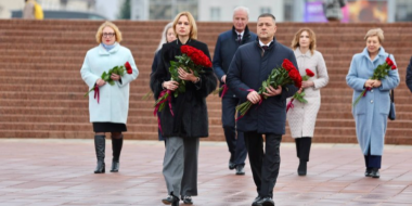 Михаил Ведерников и Наталья Петкевич возложили цветы к мемориалу в Витебске - 2025-11-21 17:05:00 - 2