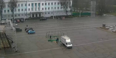 В Великих Луках на площади Ленина начали собирать елку - 2025-12-01 11:05:00 - 2