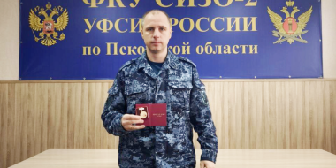 Два сотрудника великолукского СИЗО удостоены звания «Почётный донор России» - 2025-12-02 15:35:00 - 2