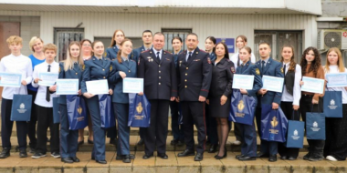 Полицейские Псковской области наградили волонтеров - 2025-12-08 08:35:00 - 2