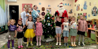 Акцию «Полицейский Дед Мороз» поддержали в Дедовичах - 2025-12-26 08:05:00 - 2