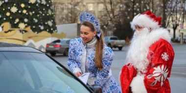 Полицейский Дед Мороз и Снегурочка пожелали псковичам безопасных дорог - 2025-12-28 20:05:00 - 2