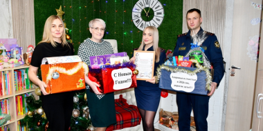 Сотрудники УФСИН Псковской области поздравили маленьких псковичей - 2025-12-28 15:05:00 - 2