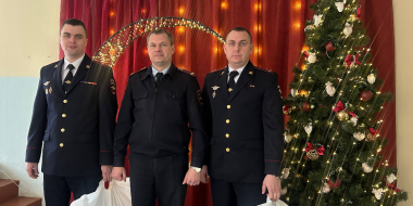 Стражи порядка Великих Лук провели акцию «Полицейский Дед Мороз» - 2025-12-30 14:55:00 - 2