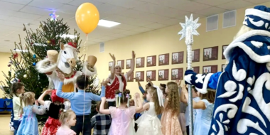 «Полицейский Дед Мороз» вручил подарки маленьким великолучанам - 2025-12-30 10:05:00 - 2