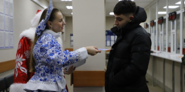 В Пскове водителей поздравил Полицейский Дед Мороз - 2026-01-04 11:05:00 - 2