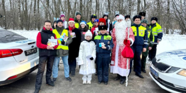 Дети, полицейские, Дед Мороз и Снегурочка провели в Пскове совместный рейд - 2026-01-12 17:35:00 - 2