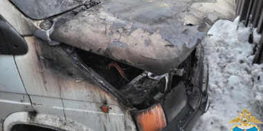Псковские автоинспекторы помогли водителю потушить микроавтобус - 2026-01-15 17:05:00 - 2