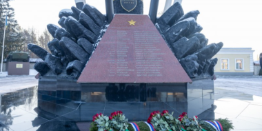 Заместитель прокурора РФ Алексей Захаров возложили цветы к псковскому «Куполу» - 2026-01-30 10:05:00 - 2