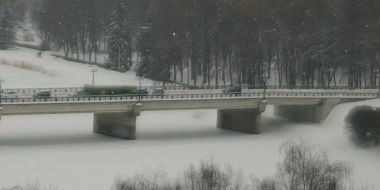 Автобус и легковушка столкнулись на центральном мосту в Великих Луках - 2026-02-12 12:25:00 - 2