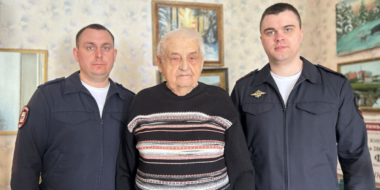 Великолукские полицейские поздравили ветерана ведомства Василия Фомина - 2026-02-28 13:05:00 - 2