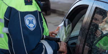 Дорожные полицейские поздравили великолучанок с 8 марта - 2026-03-06 12:41:00 - 2