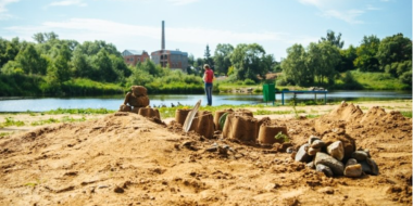 В Великих Луках устраняют дефекты на ранее благоустроенном пляже - 2026-04-13 15:35:00 - 2