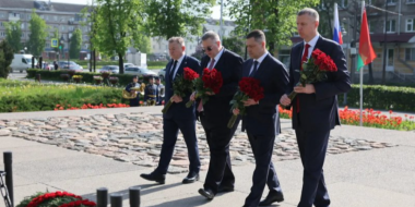 Торжественное мероприятие прошло у Вечного огня в Пскове - 2026-05-19 12:35:00 - 2
