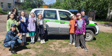 Сотрудники судебных приставов поздравили детей с началом лета - 2026-06-03 11:35:00 - 2