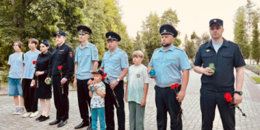 В Великих Луках полицейские и общественники почтили память героев - 2026-06-23 14:35:00 - 2