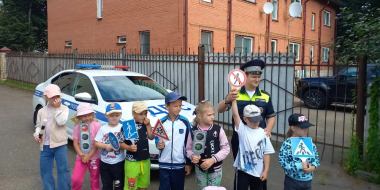 Дорожные полицейские Великих Лук пришли в гости к воспитанникам детского сада - 2026-07-28 17:35:00 - 2