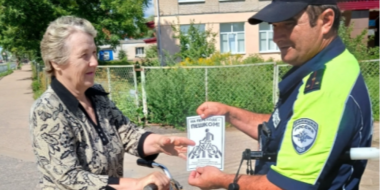 В Порхове велосипедистов и пользователей СИМ призвали спешиваться на переходах - 2026-08-12 16:05:00 - 2