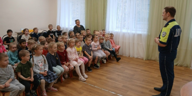 Полицейские провели игровую викторину для маленьких великолучан - 2026-10-07 13:05:00 - 2