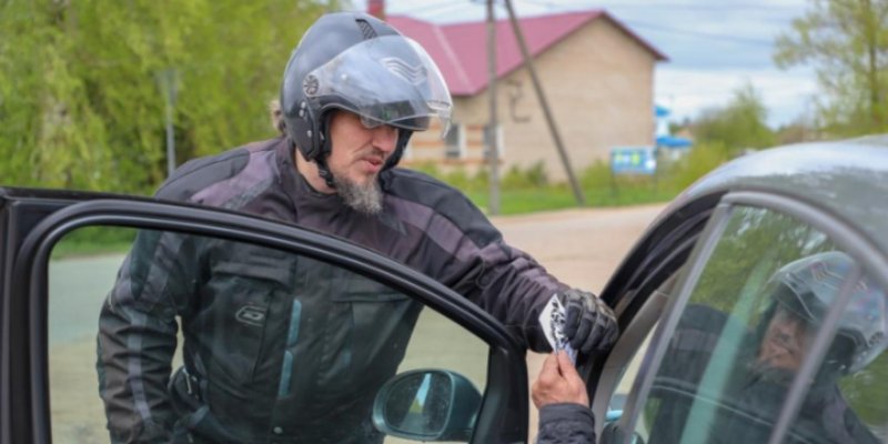 Совместный рейд провели сотрудники ГИБДД и мотолюбители в Псковской области