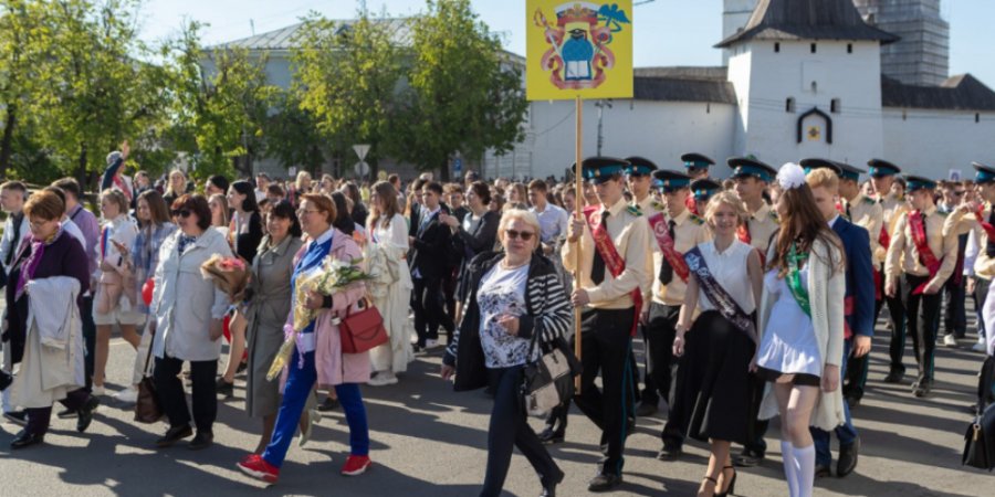 Традиционное шествие выпускников 11-х классов прошло в Пскове - 2022-05-25 16:35:00 - 1