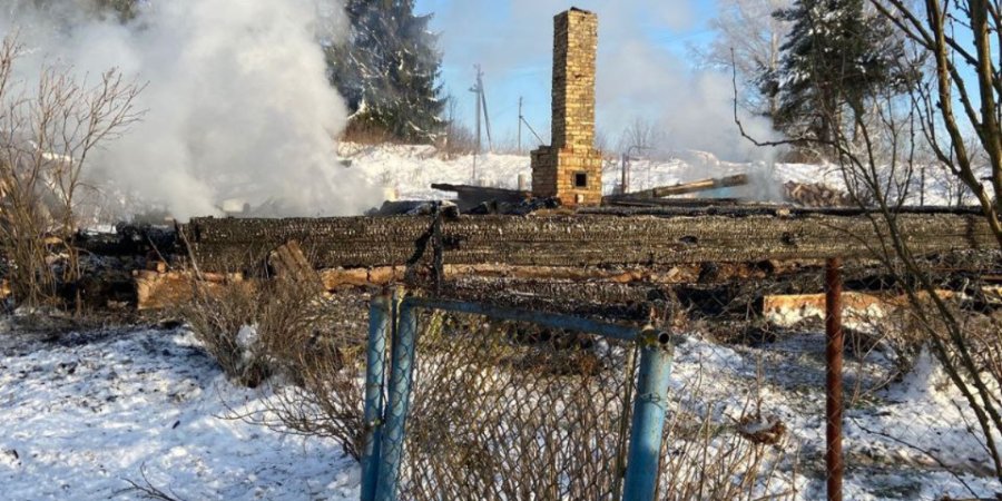 Из-за неисправности дымохода сгорел дом в Новосокольническом районе - 2022-12-02 16:05:00 - 1
