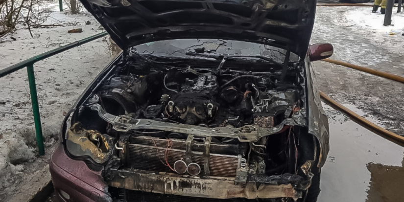 «Mercedes Benz» загорелся из-за короткого замыкания в Пскове - 2023-01-24 12:05:00 - 1