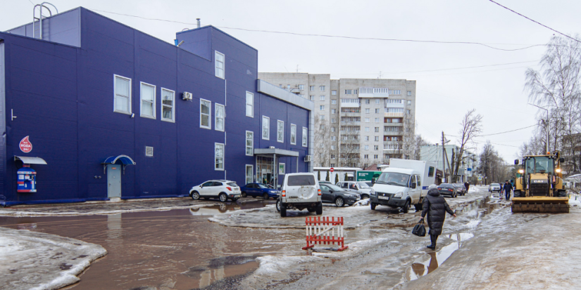 На улице Полиграфистов в Великих Луках устраняют последствия аварии - 2023-03-14 14:09:00 - 1