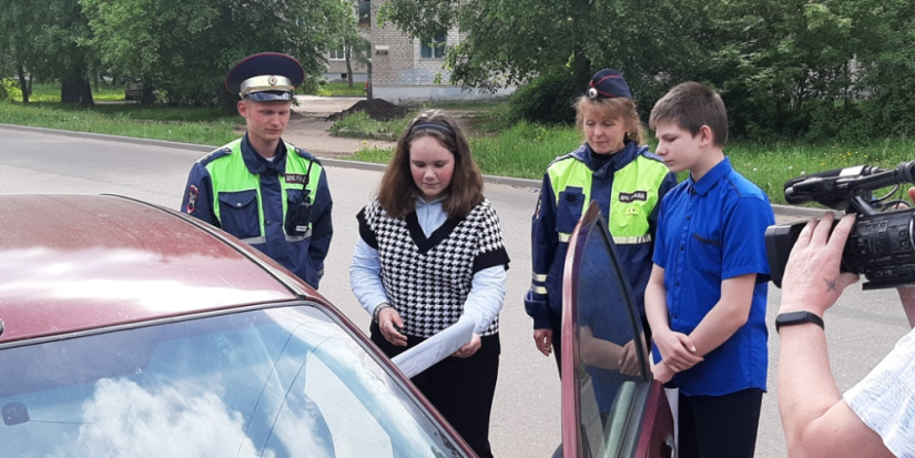Полицейские и школьники провели профилактическую акцию на дорогах Великих Лук - 2023-05-22 13:35:00 - 1