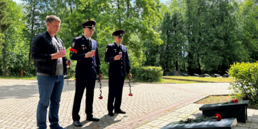 В Великих Луках полицейские почтили память своего земляка Михаила Русакова - 2023-06-05 17:35:00 - 1