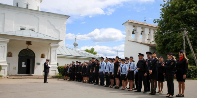 Псковским полицейским вручили знамя с образом Спаса Нерукотворного - 2023-06-06 10:05:00 - 1