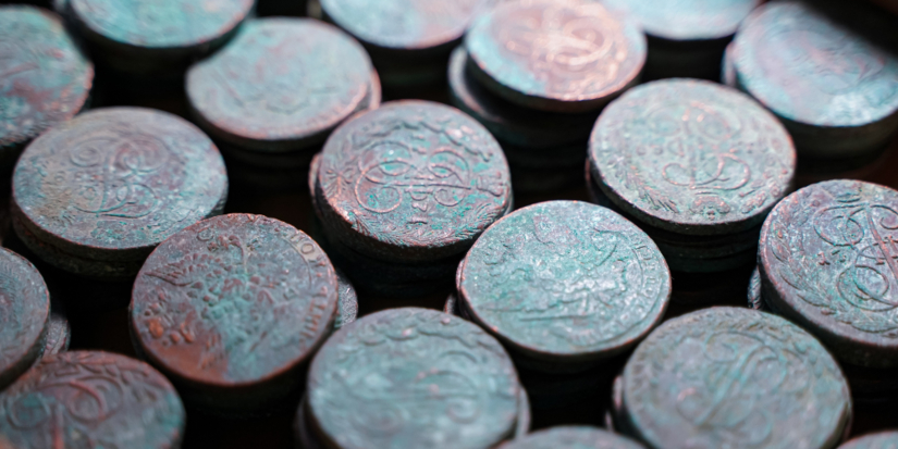 Два клада монет XVI-XVIII веков обнаружил нумизмат в Псковском музее - 2023-11-27 10:35:00 - 1